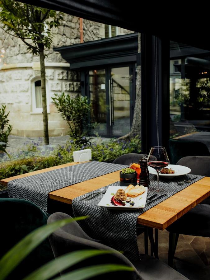 Lion'S Castle Hotel Лвив Екстериор снимка