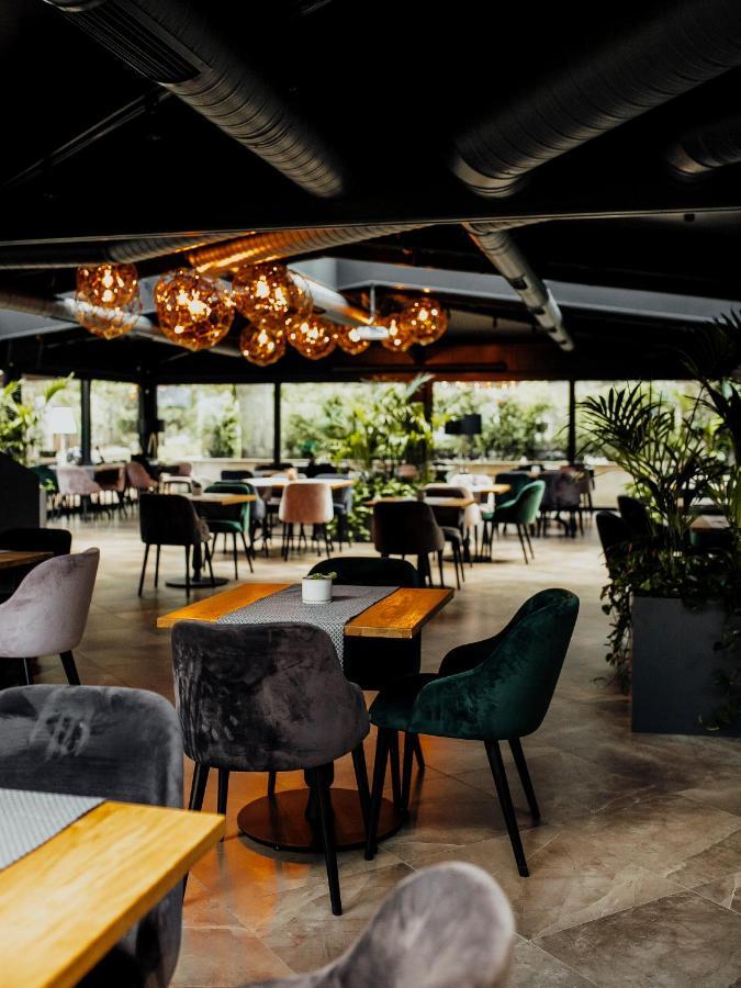 Lion'S Castle Hotel Лвив Екстериор снимка