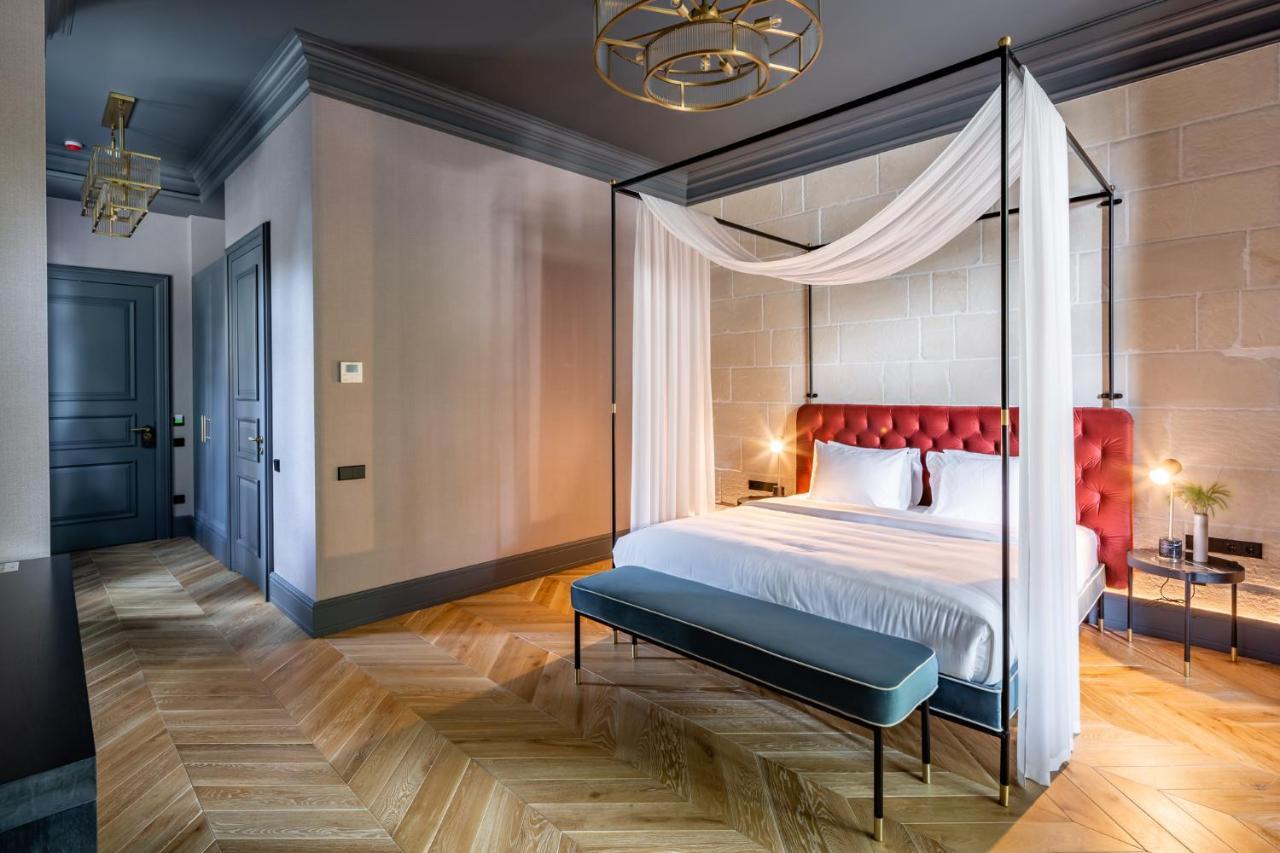 Lion'S Castle Hotel Лвив Екстериор снимка
