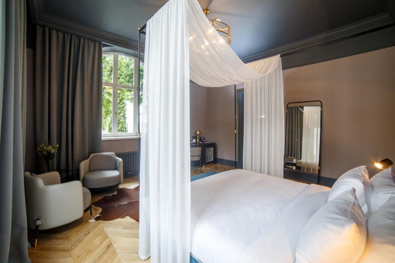 Lion'S Castle Hotel Лвив Екстериор снимка